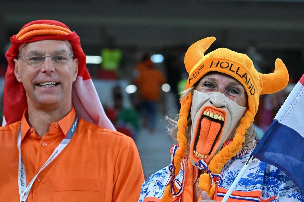 Fotos dos torcedores de Senegal e Holanda durante jogo pelo Grupo A da Copa do Mundo.