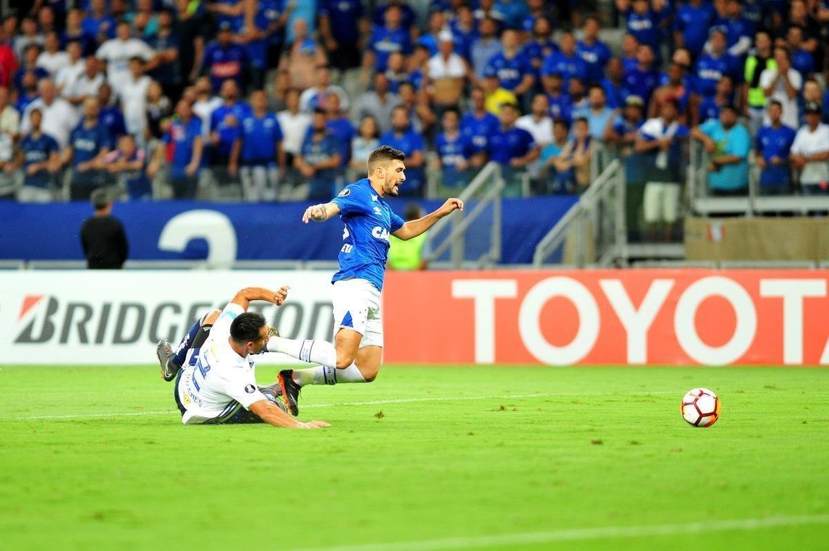 Arrascaeta sofreu pnalti de Vilches; Sass cobrou com categoria e ampliou para 3 a 0