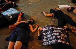 Grupo de mulheres fez protesto no Centro de Varginha contra a chegada de goleiro Bruno ao Boa Esporte