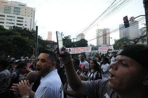 Depois de protesto na madrugada, torcedores do Atltico voltaram  sede de Lourdes, em BH, no final da tarde desta sexta-feira para atacar a diretoria do clube e os jogadores. Time foi goleado por 4 a 1 pelo Cerro Porteo na quarta-feira, em Assuno, e passou a ter chances remotas de se classificar s oitavas de final da Copa Libertadores. No domingo, Galo abre final do Mineiro contra o Cruzeiro, no Mineiro. Presso tenta mexer com brios do elenco s vsperas da deciso.