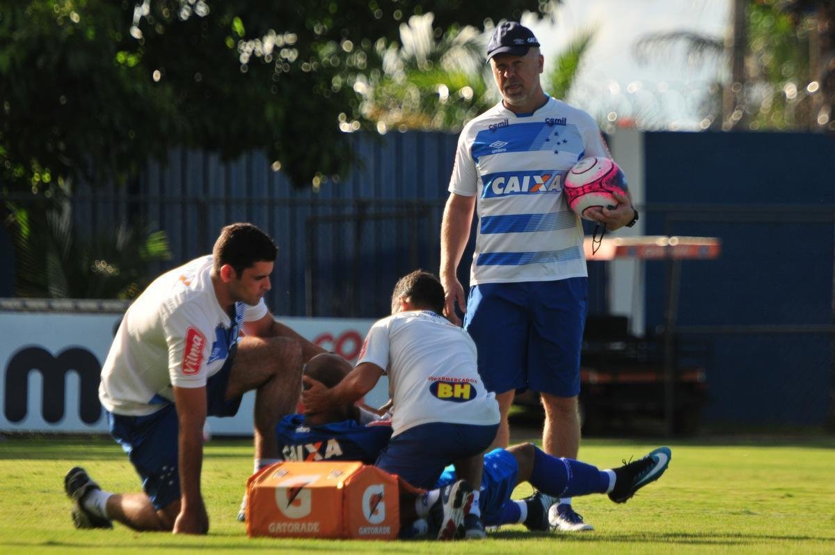 Sem Thiago Neves, que est com desgaste na panturrilha, Mano Menezes escalou o time titular do Cruzeiro no coletivo com Fbio; Lucas Romero, Leo, Murilo e Egdio; Henrique e Ariel Cabral; Robinho, Arrascaeta e Rafinha; Fred. Os reservas atuaram com Rafael; Arthur, Digo, Manoel e Marcelo Hermes; Lucas Silva, Nonoca e Bruno Silva; Rafael Marques, Rafael Sobis e Judivan