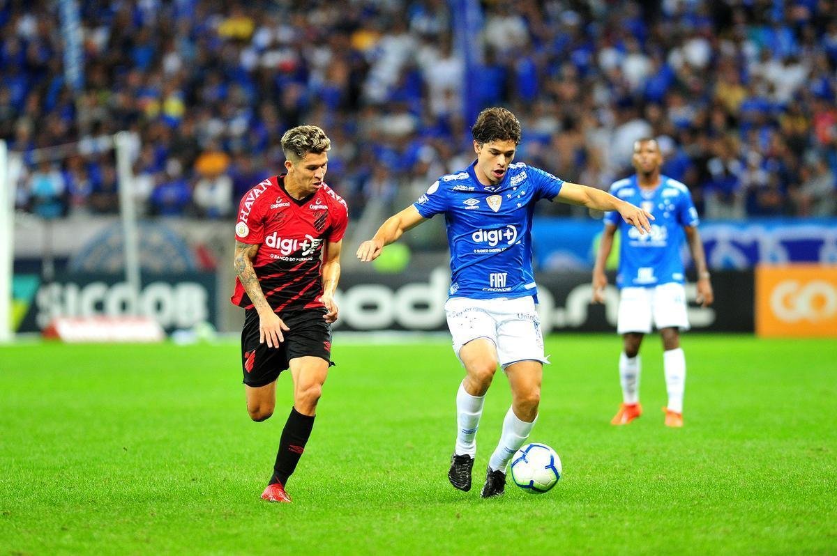 Lances do primeiro tempo de Cruzeiro x Athletico-PR, no Mineiro, pela 12 rodada do Brasileiro; time paranaense saiu na frente na etapa inicial com gol de pnalti do lateral Jonathan