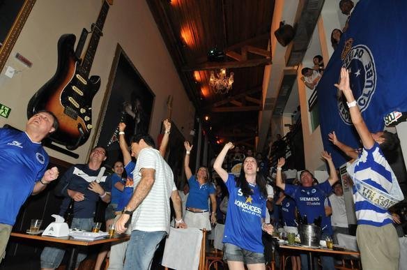 Torcedores do Cruzeiro comemoram o ttulo brasileiro em bares de BH