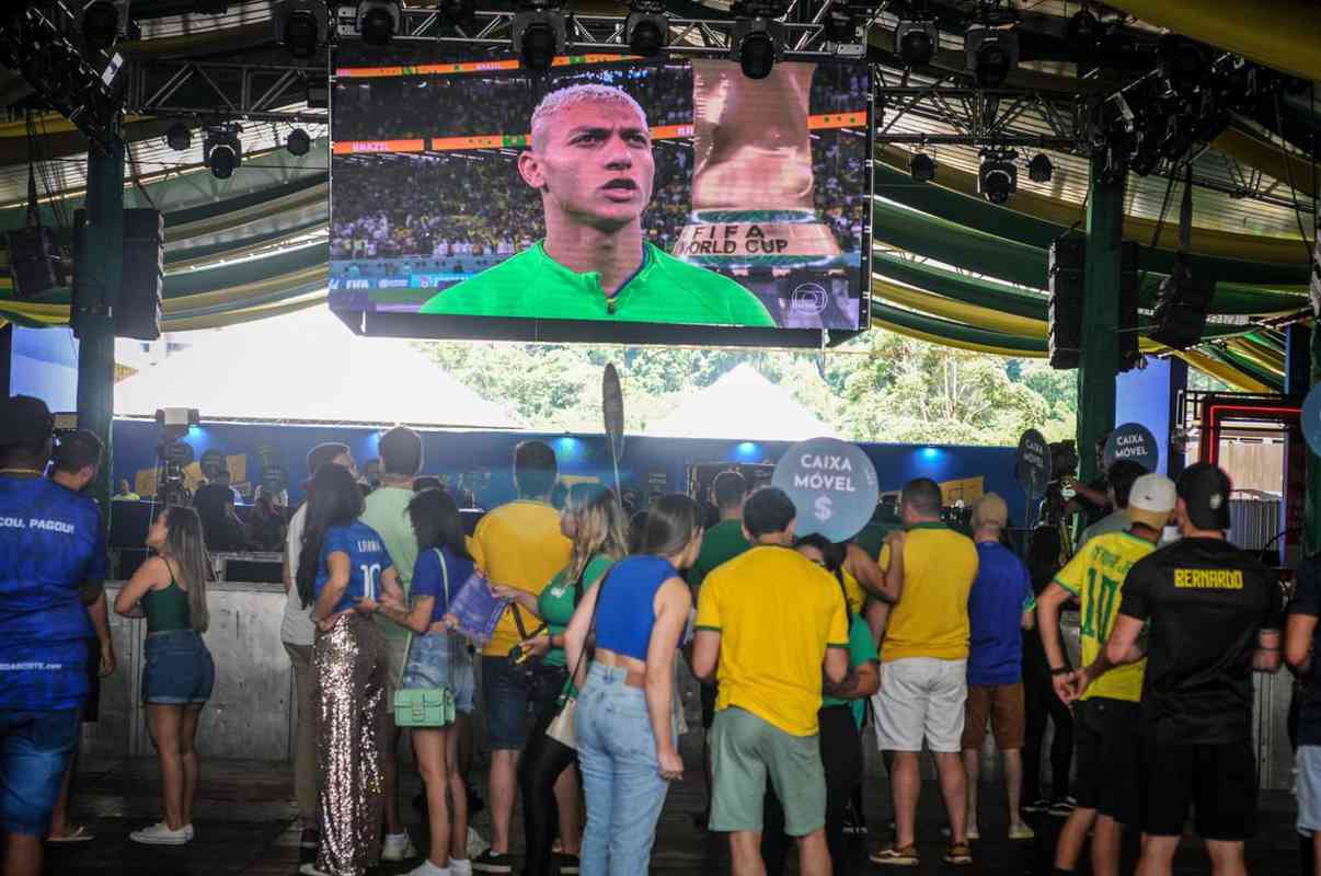 No evento Ginga BH, no bairro Buritis, em Belo Horizonte, torcedores acompanham o jogo entre Brasil e Crocia pelas quartas de final da Copa do Mundo