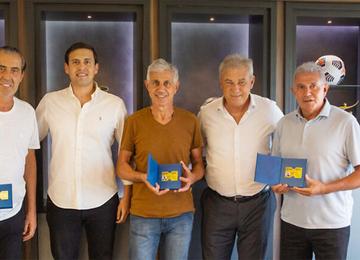 Batista, Burrochaga e técnico Carlos Bilardo recebem honraria da Conmebol