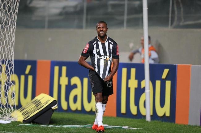 Carlos Csar (lateral-direito)