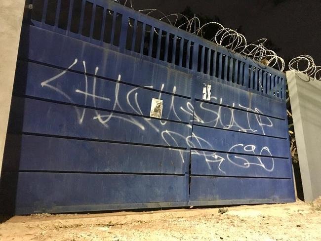 Torcedores picharam muros e arrombaram o porto da Toca II