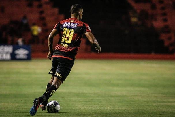 O Sport abriu o placar no primeiro tempo com Elton, escolhido pelo técnico Guto Ferreira como titular para a partida.