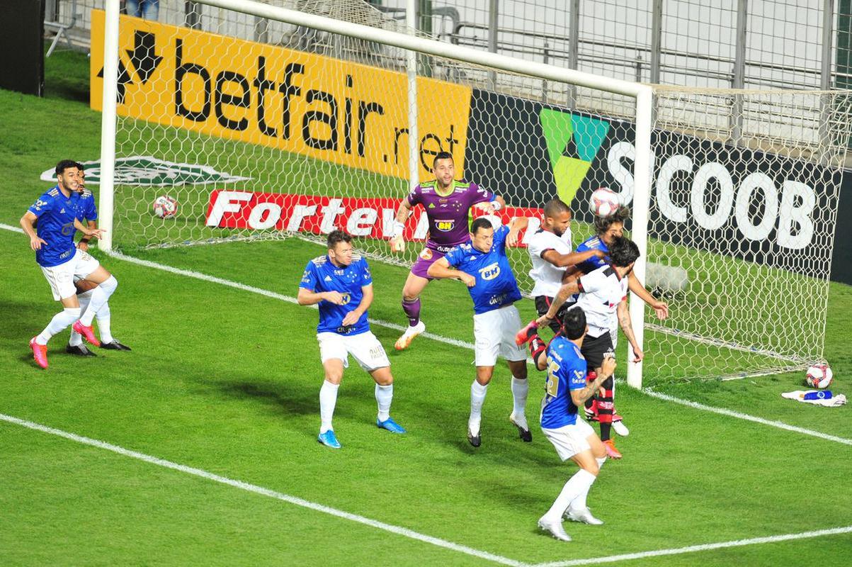 Fotos do duelo entre Cruzeiro e Vitria, no Independncia, em Belo Horizonte, pela 17 rodada da Srie B do Campeonato Brasileiro