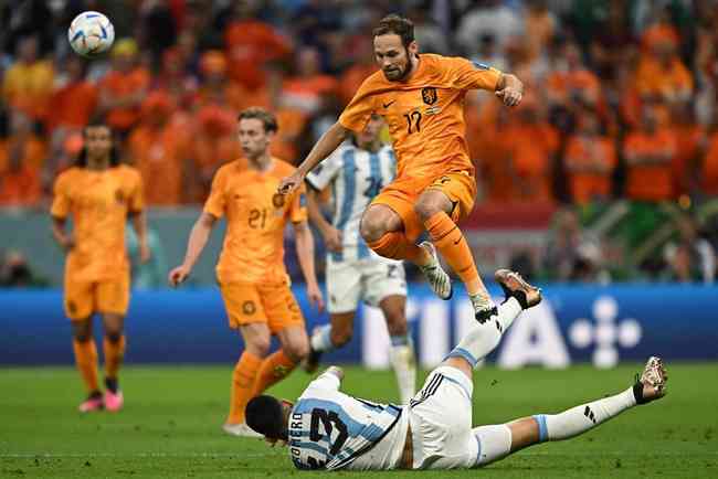 VM-PROG] Torcedor invade gramado após gol de Messi no jogo entre Argentina  e Holanda, pelas quartas; vídeo