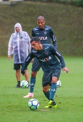 Atltico treinou sob chuva intensa na Cidade do Galo nesta quinta-feira  tarde