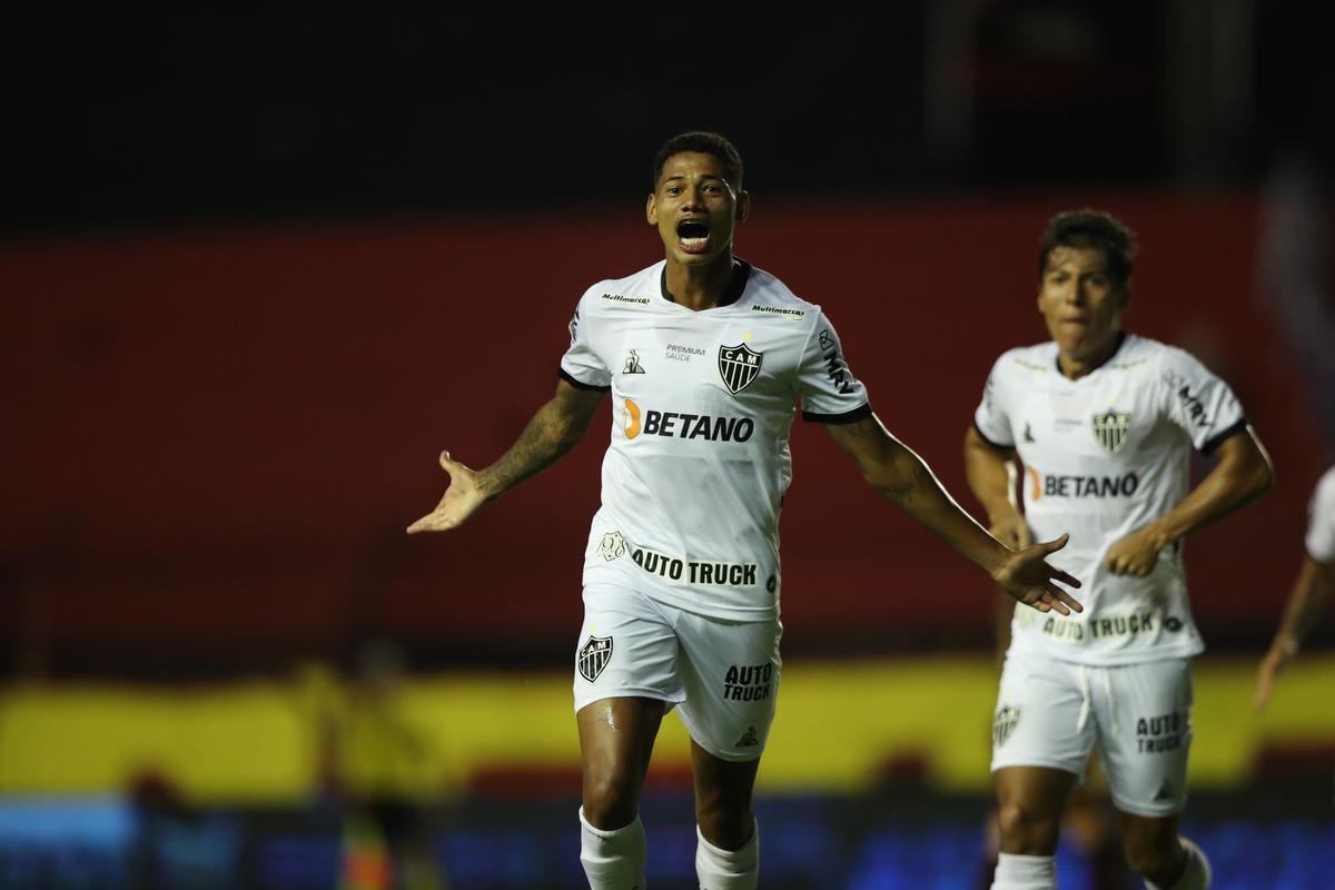 Em duelo pela 37 rodada do Brasileiro, o Atltico vence o Sport, na Ilha do Retiro, por 3 a 2