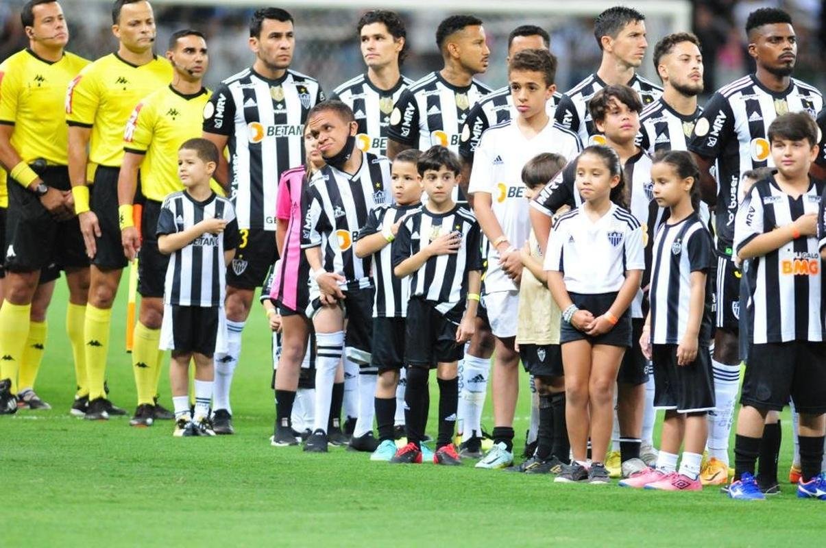 Mascotinhos do Atltico no jogo contra o Juventude, no Mineiro, pelo Campeonato Brasileiro de 2022