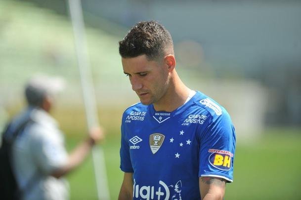 Jogadores do Cruzeiro e tcnico Rogrio Ceni deixaram campo do Independncia muito abatidos depois de derrota por 4 a 1 para o Grmio, pela 18 rodada do Campeonato Brasileiro. Torcida xingou diretoria, em especial o vice-presidente de futebol, Itair Machado