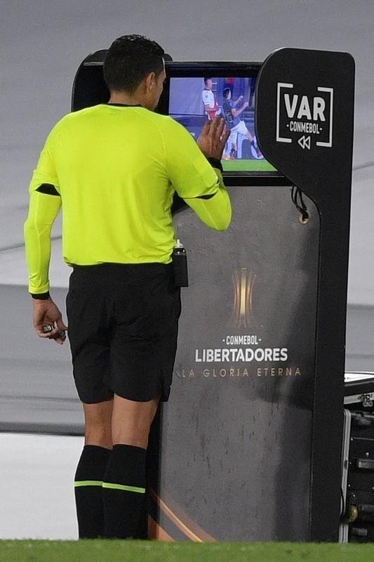 Nacho Fernndez, do Atltico, foi expulso aps atingir rival de forma involuntria