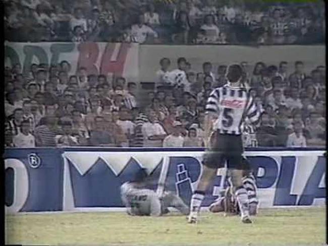 1995 - Atltico e Vasco se reencontraram em 1995. Tambm pelas quartas de final, os cariocas levaram a melhor. No primeiro jogo, no Maracan, vitria do Galo por 1 a 0. O time vascano devolveu o placar no Mineiro e se classificou nos pnaltis.