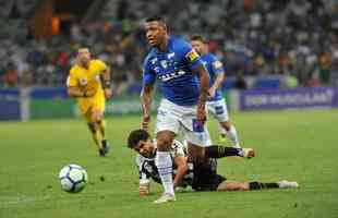 Em jogo com grande atuao do goleiro Fbio, Cruzeiro derrotou Santos de virada, por 2 a 1, com gols de Sass e Raniel; Gabriel Barbosa marcou para o Peixe, no Mineiro, pela 26 rodada do Brasileiro