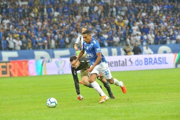 Aps bela jogada de Pedro Rocha, Thiago Neves marcou para o Cruzeiro