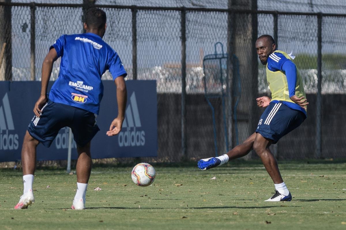 Fotos do primeiro treino do Cruzeiro, na Toca da Raposa II, sob o comando de Ney Franco. Treinador de 54 anos foi oficializado nesta quarta-feira