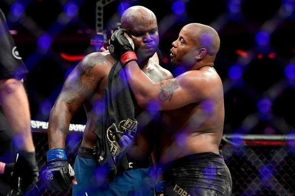 Daniel Cormier venceu Derrick Lewis por finalização e manteve cinturão dos pesados