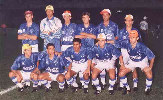 Cruzeiro team in 1993: Ronaldo is the second crouch, from left to right