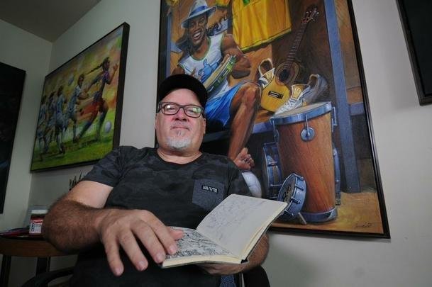 Mineiro de Mariana, artista Camaleo abre nesta tera-feira, para convidados, no Mineiro, a exposio 'Fragmentos de um gacho', que retrata momentos da vida do craque. Pblico em geral ter acesso a partir de quarta