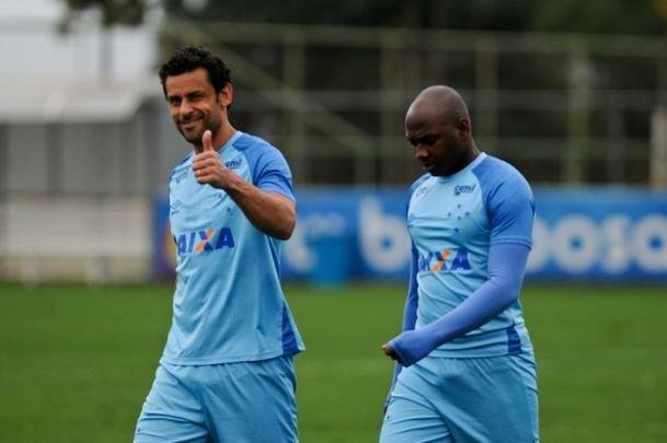 Cruzeiro treinou na tarde desta segunda-feira, na Toca da Raposa II, e embarcou para Buenos Aires horas depois. Na quarta, time enfrenta o Boca Juniors, na Bombonera, pela Copa Libertadores. O meia Arrascaeta, com dores na coxa esquerda, no viajou com a delegao. Tambm ficaram em Belo Horizonte o meia Mancuello e o atacante Sass.