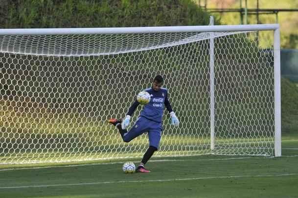 Seleo Argentina treinou nesta tera na Cidade do Galo com Lionel Messi. O craque cobrou faltas, afiou a pontaria e, em seguida, deixou a atividade mais cedo para se poupar. Na parte final, o tcnico Bauza orientou um trabalho em campo reduzido