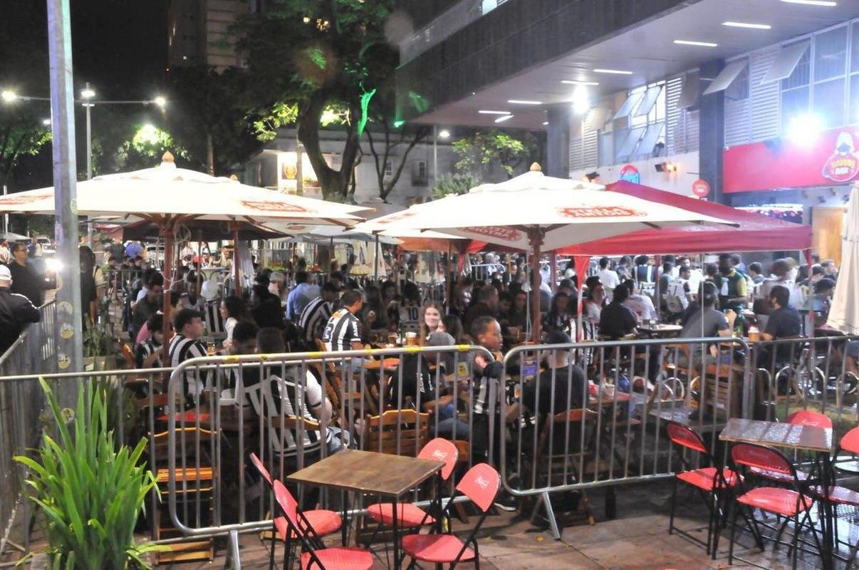 Atleticanos em bares na Savassi, em BH, durante a final da Copa do Brasil contra o Athletico-PR.