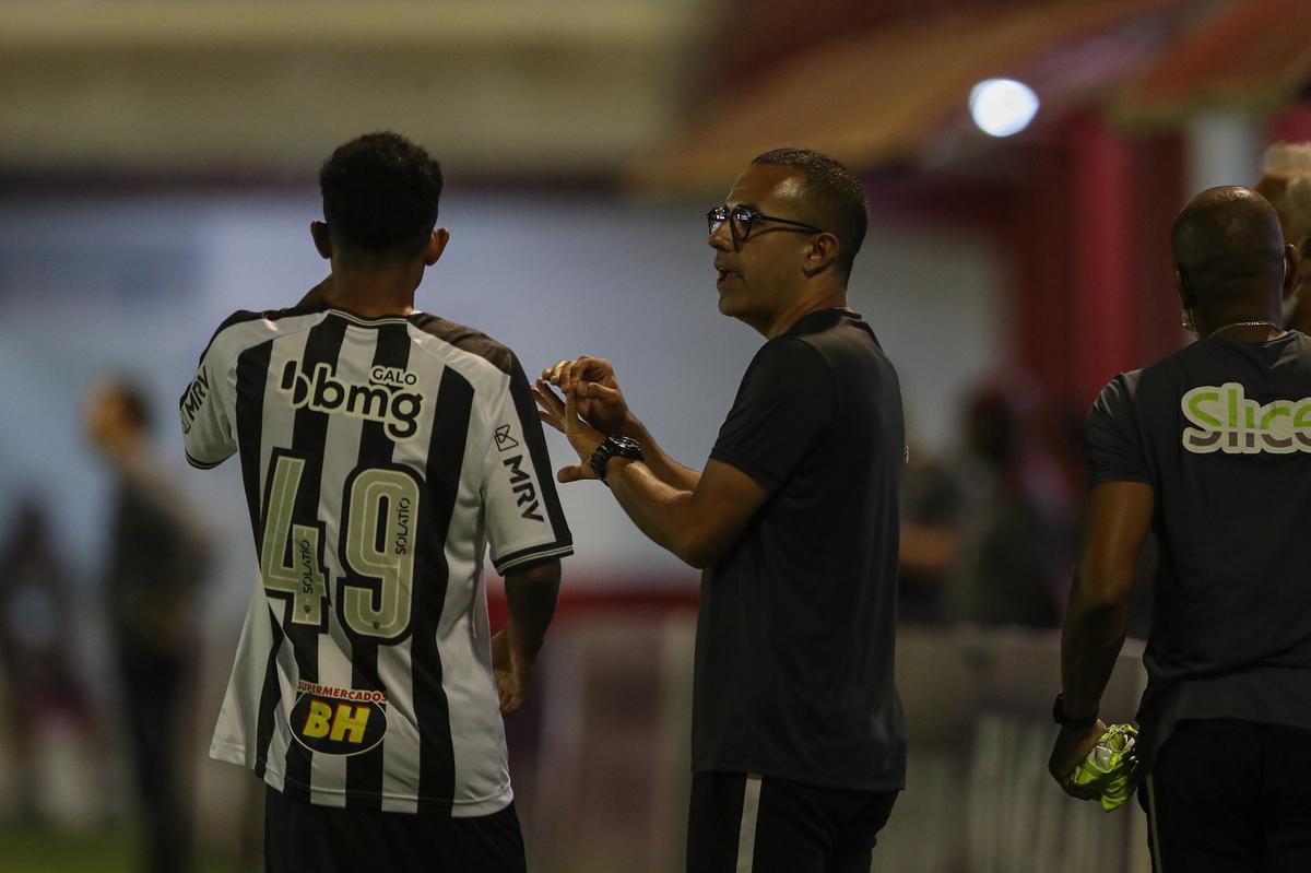 Tombense e Atlético se enfrentaram nesta quinta-feira (4), em partida válida pela 2ª rodada do Campeonato Mineiro. O confronto foi realizado no Estádio Antônio Guimarães de Almeida, em Tombos. No primeiro tempo, uma queda de energia paralisou a partida por cerca de 20 minutos.