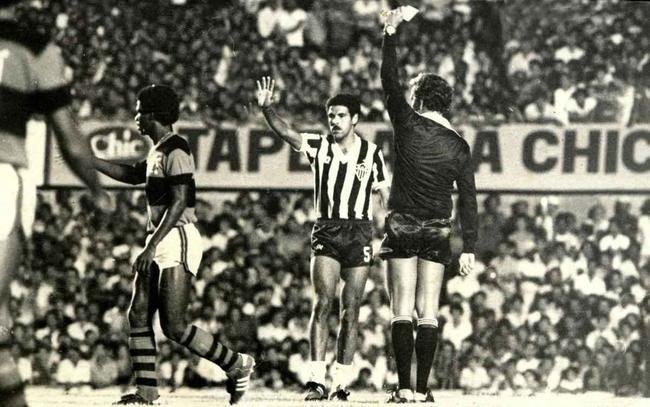 Em 1981, os rivais voltaram a se enfrentar, desta vez pela Copa Libertadores. O jogo ficou marcado negativamente na histria do Alvinegro. Empatados na primeira fase, Atltico e Flamengo foram para o jogo de desempate, que aconteceu no Serra Dourada, em Goinia. O rbitro Jos Roberto Wright expulsou Reinaldo, craque atleticano, aps falta em Zico, e iniciou uma grande confuso. Ainda levaram o carto vermelho: der Aleixo, Chico, Palhinha e Cerezo. O nmero de expulses fez com que o rbitro encerasse a partida antes do tempo previsto. O Rubro-Negro avanou de fase, conquistou o ttulo sul-americano e tambm foi campeo mundial no fim do ano.