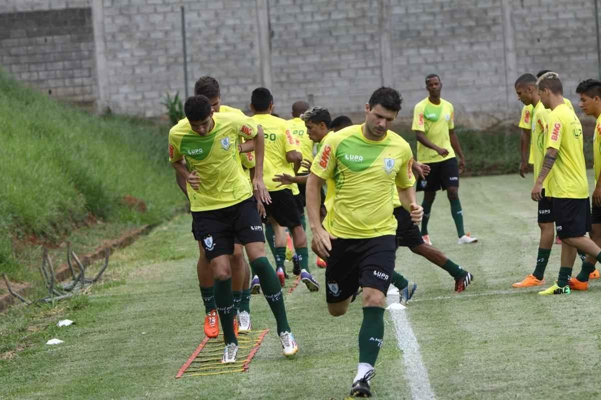 O elenco do Amrica se reapresentou para a temporada 2015 na tarde desta segunda-feira, no CT Lanna Drumond. Depois de reunio com integrantes do conselho de administrao, os jogadores foram para um campo secundrio, onde realizaram o primeiro trabalho com bola. O gramado principal passa por reformas.