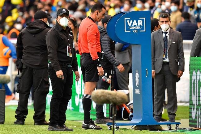 Brasil empatou com Equador em Quito, em jogo com arbitragem confusa 