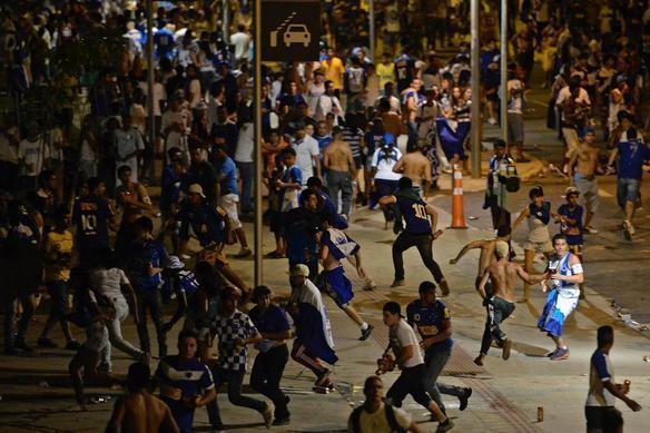 Tumulto gerado por briga entre membros de torcidas organizadas impediu festa do tricampeonato nacional 