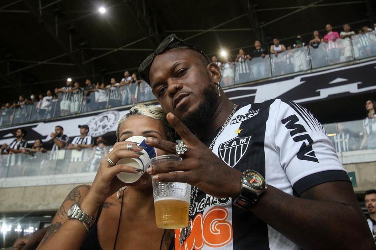 Um dos maiores expoentes do rap nacional na atualidade, o cantor Djonga  atleticano fantico. Ele frequentemente marca presena nos jogos do Galo e costuma ir nos setores onde fica a principal torcida organizada do clube.