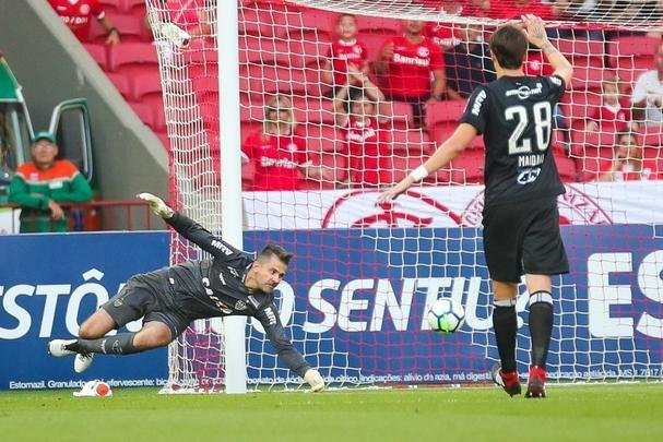 Galo derrotou Internacional no Beira-Rio com gols de Cazares e Terans; D'Alessandro descontou de pênalti