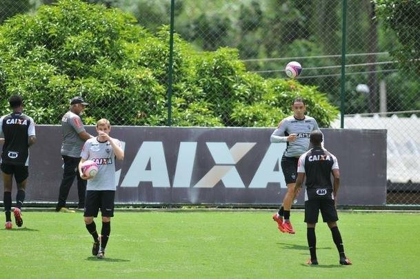 Manh desta sexta-feira foi agitada no Atltico com demisso de Oswaldo e coletiva do presidente