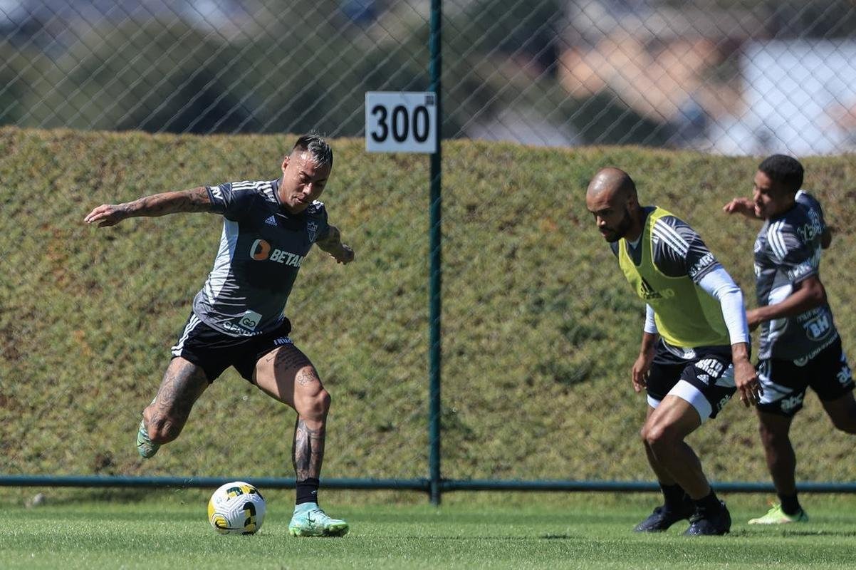 Nesta quinta-feira (28), o Atltico realizou o terceiro treino na Cidade do Galo aps o retorno de Cuca. Durante a atividade, o treinador conversou com o presidente do clube, Srgio Coelho.
