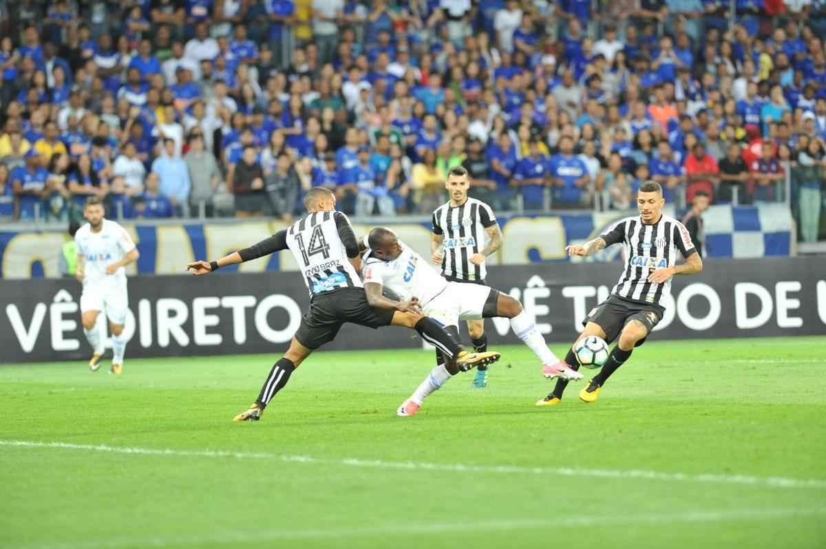 Imagens da torcida e da partida entre Cruzeiro e Santos, no Mineiro