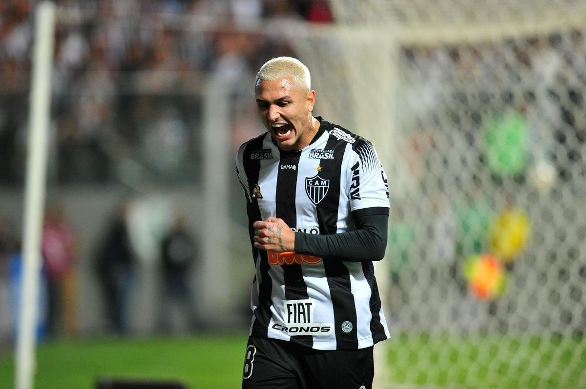 Galo deslanchou no segundo tempo com gols de Fbio Santos, de pnalti, e Vinicius