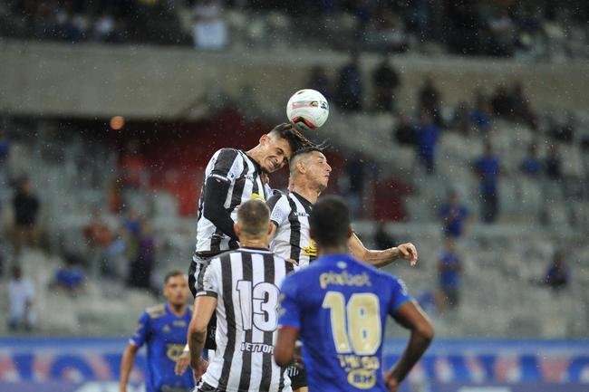 Edu marcou o gol da vitria do Cruzeiro sobre o Democrata-GV no ltimo minuto e mostrou novamente poder de deciso