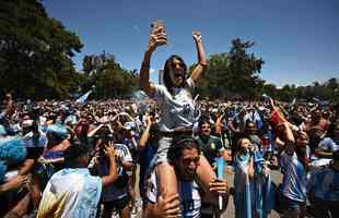 Festa da torcida argentina em Buenos Aires durante final da Copa do Mundo entre a seleo 'Albiceleste' e a Frana, em Lusail, no Catar