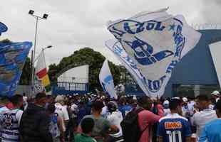 Torcedores do Cruzeiro foram  porta da Toca II apoiar os jogadores na vspera do jogo com o Flamengo