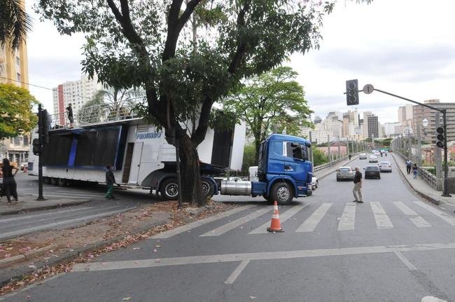 Carreta ficou travada e teve risco de tombar na esquina da Rua Sapuca com a Avenida do Contorno, no bairro Floresta, regio central de BH