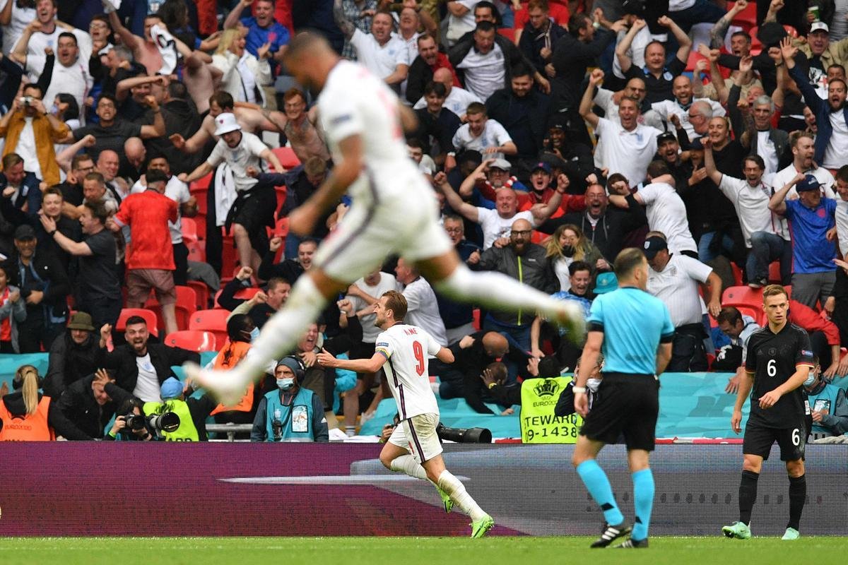 Fotos do gol de Harry Kane, da Inglaterra, sobre a Alemanha, em Wembley. Ingleses venceram por 2 a 0 e avanaram s quartas de final da Eurocopa