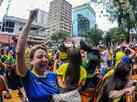 Em clima 'atpico', torcedores acompanham jogo do Brasil na Savassi, em BH 