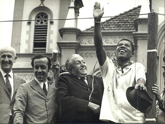 Tosto, do Cruzeiro, e Dario, do Atltico, campees do mundo pela Seleo em 1970, durante recepo em Belo Horizonte.