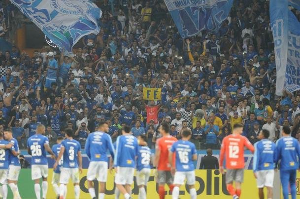 A emoo da torcida do Cruzeiro com a classificao da Copa do Brasil, nos pnaltis, diante do Fluminense. Reprter fotogrfico Alexandre Guzanshe registrou a vibrao de um pai com o filho no colo durante e aps as cobranas. Time celeste avanou s quartas de final