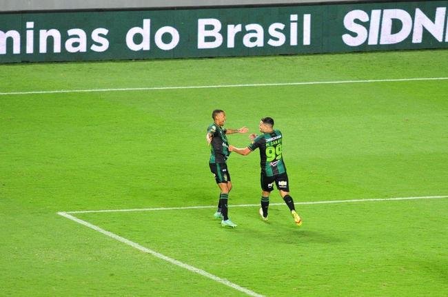 Ademir marcou dois gols na etapa final e colocou o Amrica em vatagem: 2 a 0