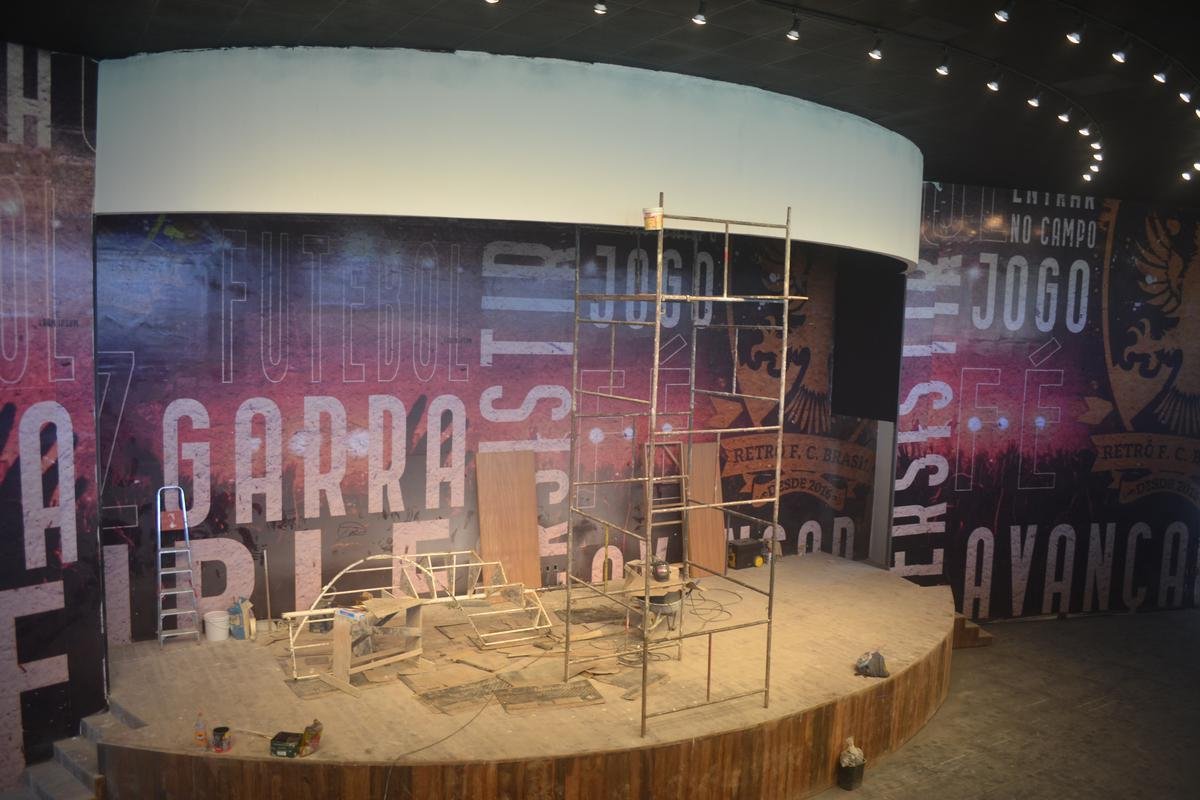 Centro de convenes para 1.500 pessoas tem arquibancada, camarote e janelo para o gramado e ser inaugurado neste sbado